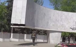 В Роcсии обрушилась часть мемориала Победы, чудом не задев ребенка