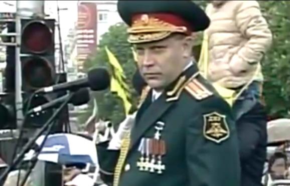 Як Захарченко, хитаючись, ледь втримався на ногах на параді "ДНР"