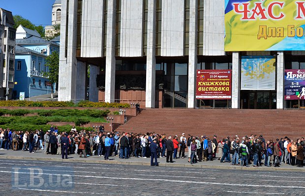 В Киеве участникам митинга на 9 Мая заплатили по 100 грн