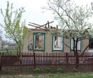 Весна в Дебальцево: цветущие деревья на фоне разрушенных домов (фоторепортаж)