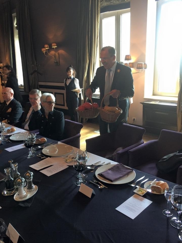 Лавров прийшов на зустріч із Керрі з помідорами і картоплею