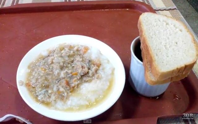 Видео из солдатской столовой спровоцировало служебное расследование в Минобороны