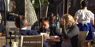 Климкина и Цеголко поймали в Риге за распитием алкоголя в рабочее время