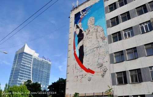 На корпусе ДонНТУ рисуют сепаратиста. ФОТОФАКТ