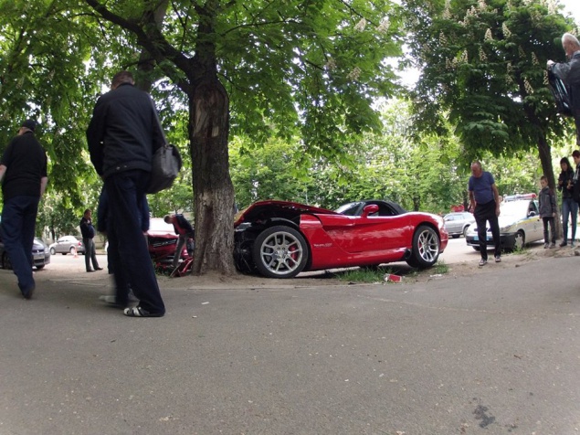 Авария на несколько миллионов гривен: элитный американский спорткар влетел в киевский каштан