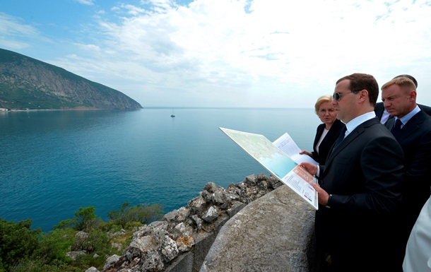 Медведев пожаловался на плохой сервис в Крыму