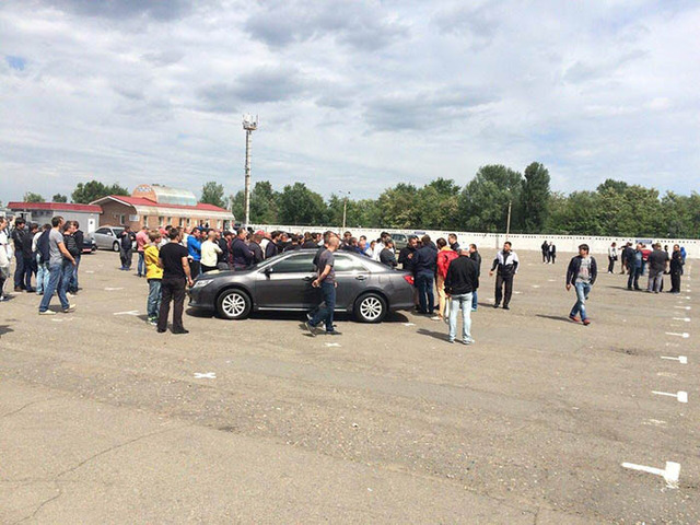 На киевском авторынке волонтер нашел свой угнанный автомобиль, но продавцы его заблокировали