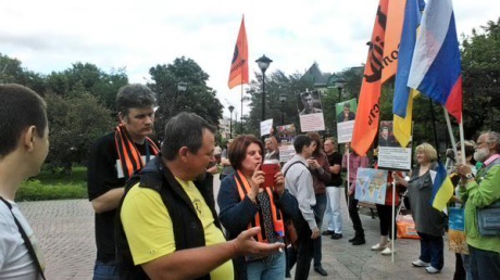 В Москве участников проукраинской акции облили зеленкой