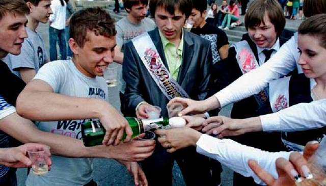 У місті Єнакієве бойовики влаштували ніч страху для випускників