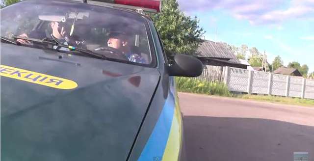 На Житомирщині перелякані ДАІшники, взявши хабара, автівкою збили з ніг активіста (ВІДЕО)