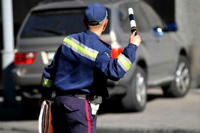 Коли працівник ДАІ має право зупиняти транспортний засіб?