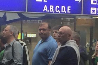 Михаил Добкин со "скучным лицом" летает в эконом-классе