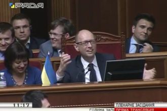 "Дорогая" vs "бесценный": Тимошенко и Яценюк устроили "полюбовную" перепалку в Раде