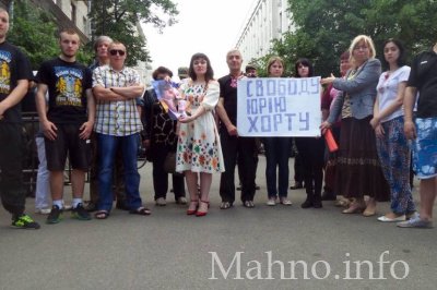 На підтримку вінницького Хорта у Києві порвали портрет Порошенка