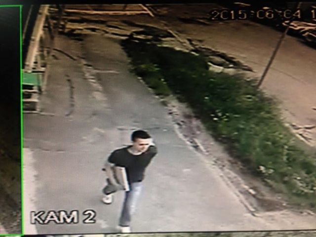 В Киеве вор украл из офиса ноутбук: его засекла камера видеонаблюдения