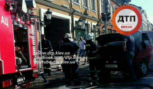 ЧП в центре Киева: на Подоле за несколько минут сгорел Volkswagen T4