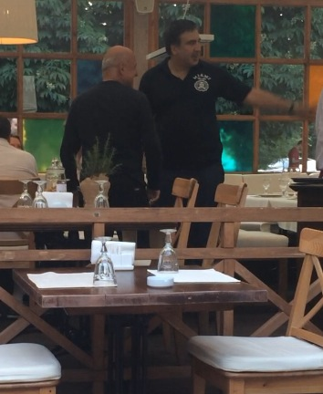 Мустафу Найема поймали за распитием дорогущего вина с Саакашвили