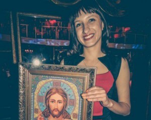 В донецком «Чикаго» прошел конкурс красоты девушек с иконами