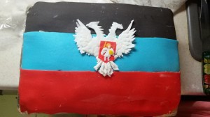 Фотофакт: на оккупированных территориях появились торты с символикой «Новороссии»