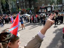 Украинского военнопленного боевики показательно водили по центру Донецка