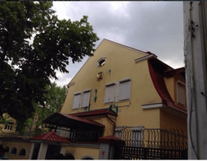 День Росії: харків’яни привітали консульство країни-агресора яйцями та зеленкою