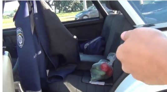 Гаишники в Запорожье берут взятки даже овощами (+видео)