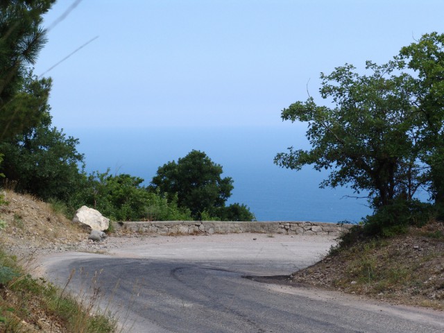 “Пустые покорёженные прилавки и мусор. Жизнь ушла”, – блогер про Крим