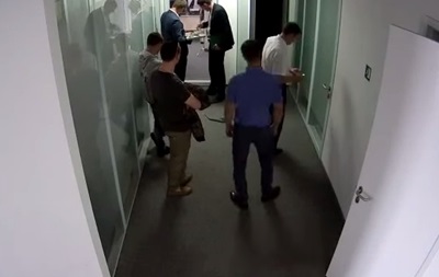 Появилось видео, как налоговики врывались в офис Вестей