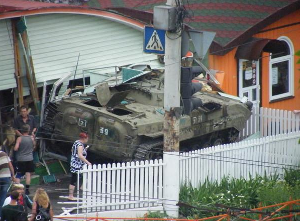 В стельку пьяные боевики раздавили троих женщин под гусеницей БМП(ФОТО+18)