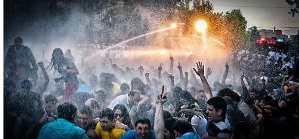 Аваков поддержал «Майдан» в Армении термосом с холодным чаем