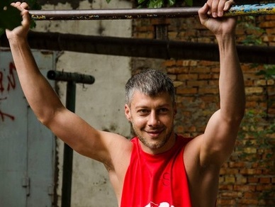 Фотофакт: Нардеп Артем Ильюк пощеголял мышцами