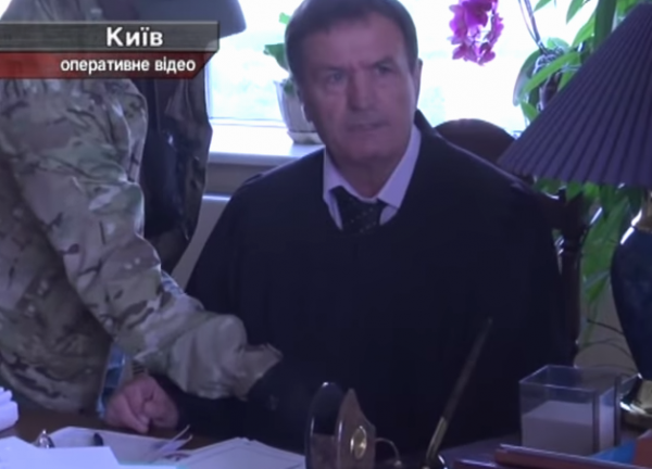 У скандального судьи Чернушенко дома нашли оружие и секретные документы