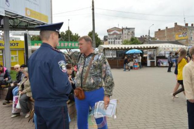 У центрі Івано-Франківська затримали «збирачів» допомоги для бійців АТО