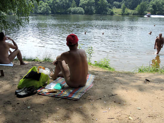 "Скрєпи" тріщать: Столицю Росії атакують нудисти
