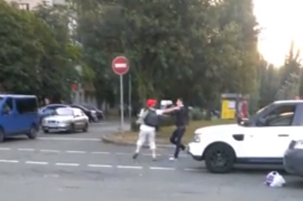 Как на киевской Русановке пешеход перевоспитывал водителя-нарушителя, хама и драчуна