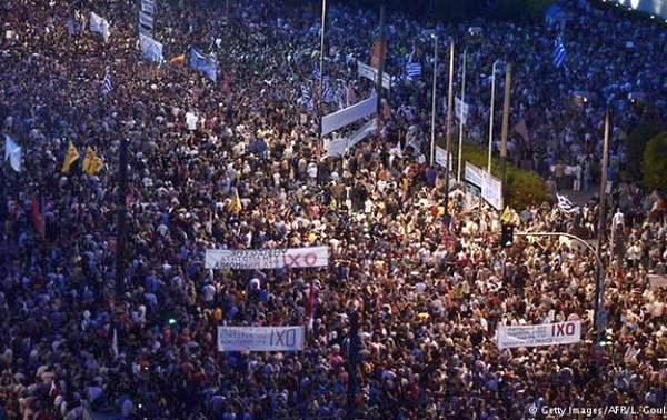 Вероятность дефолта в Греции оценивают в 50%. В стране проходят массовые демонстрации