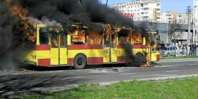 У Мережу потрапило відео палаючого тролейбуса у Львові