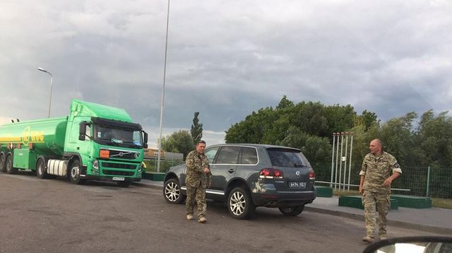В Житомире 2 пьяных военных избили и унизили женщину с ребенком (фото)