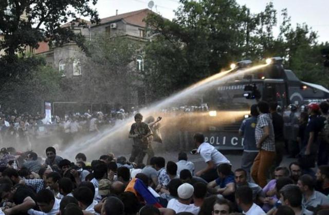 У Єревані поліція почала арештовувати мітингувальників