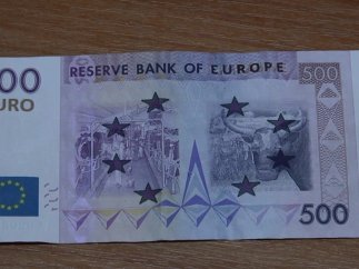 В супермаркете Луганска девушка расплатилась долларами Зимбабве вместо евро