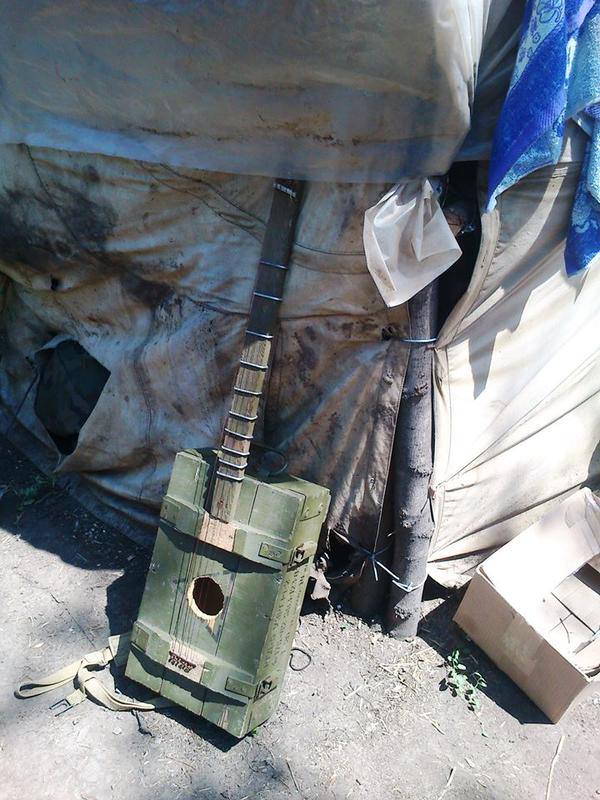 Боєць АТО зробив гітару із коробки для патронів (ФОТО)