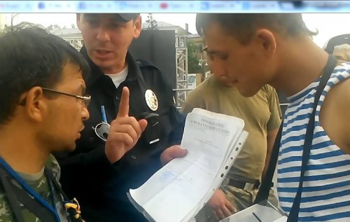 Як патрульні поліцейські випровадили з Майдану псевдоволонтерів. ВІДЕО