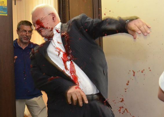 “Їдь в “ДНР!”: Нардепа – регіонала облили свинячою кров’ю у рідному Львові (фото, відео)