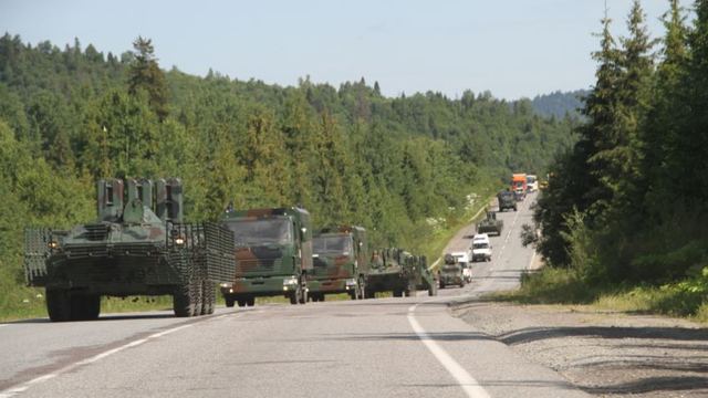 Сторонники «Правого сектора» жгут покрышки на пути бронетехники