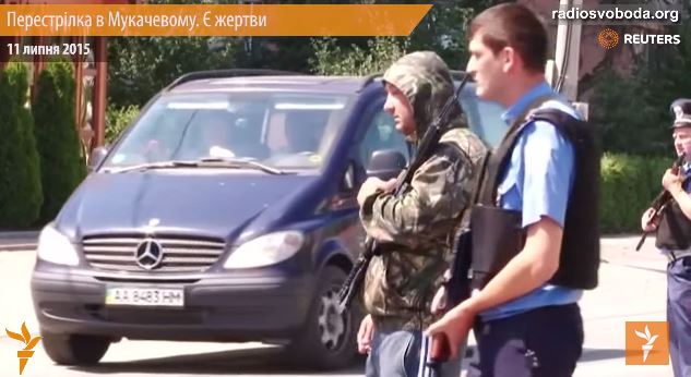 Жителі Мукачевого упізнали озброєного молодика у спортивках біля блокпосту