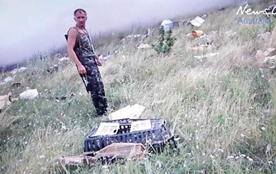 Появились первые кадры с сепаратистами на месте сбитого Боинга