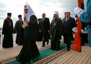 Патриарх Кирилл прибыл к верующим на личной яхте. ФОТО