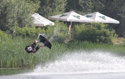 Мэр Киева в день рождения покатался на вейкборде