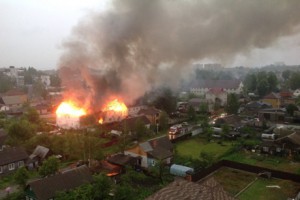 Боевики открыли огонь по Станице Луганской. Загорелся дом