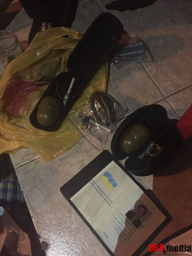 КИЕВСКИЙ ПРОКУРОР ОРГАНИЗОВАЛ ЛАБОРАТОРИЮ ПО ИЗГОТОВЛЕНИЮ НАРКОТИКОВ